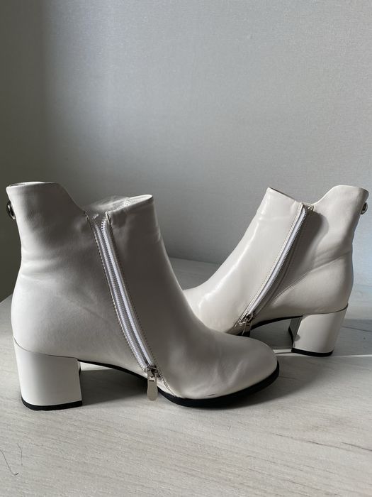Продам стильні білі ботильйони Loretta