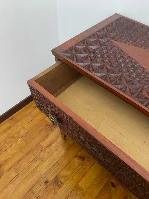 Cómoda em madeira trabalhada dos anos 60