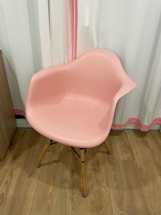Cadeira rosa infantil/juvenil estilo Eames – ótimo estado