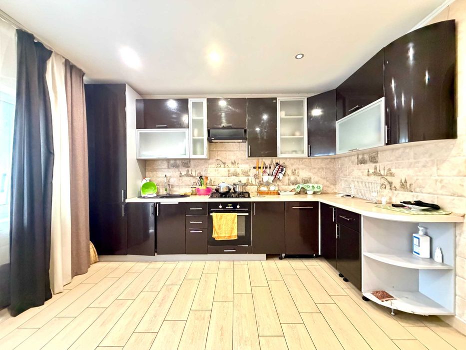 Сучасний будинок 237 м² з ремонтом та ділянкою 17,5 соток