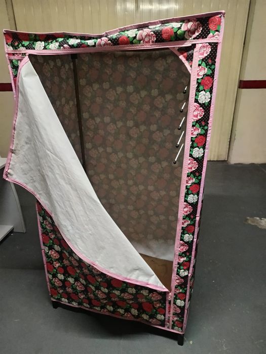 Vendo armário capa para roupa em bom estado.76x142.