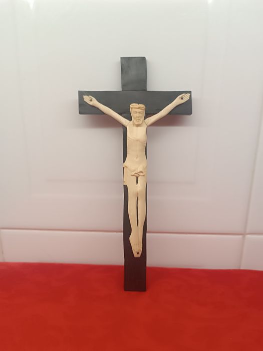 Crucifixo em Madeira com Cristo. 25 cm