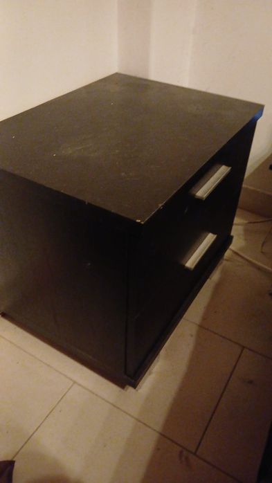 Cama King size com 2 mesas de cabeceira e colchão