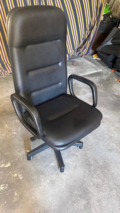 Cadeira de escritorio giratoria em pele