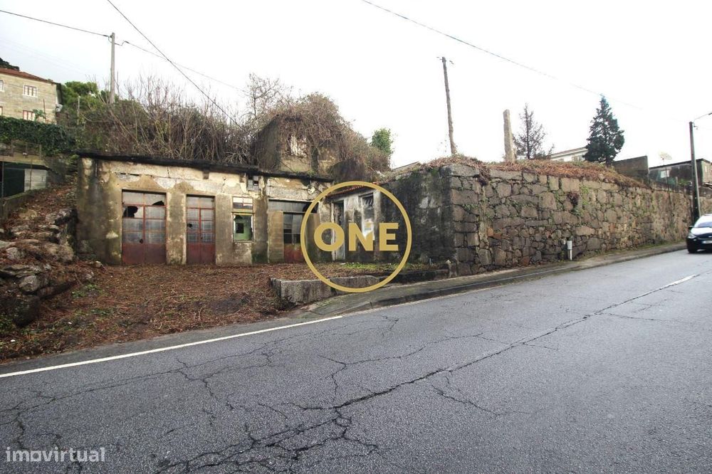 Moradia em Ruínas em Bairro