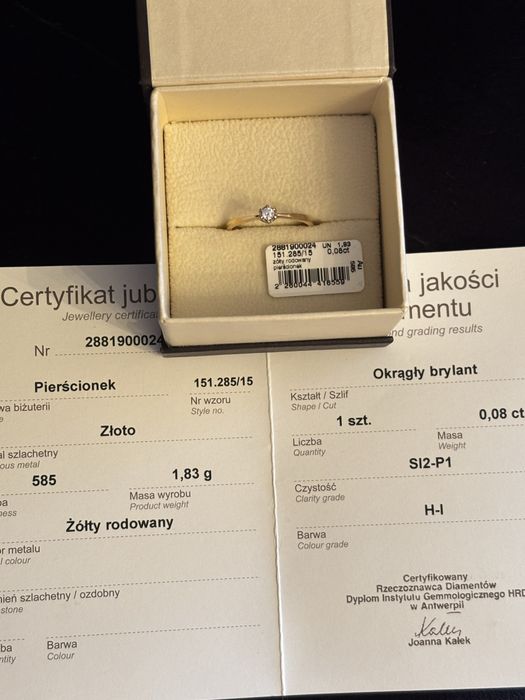 Pierscionek zareczynowy z diamentem