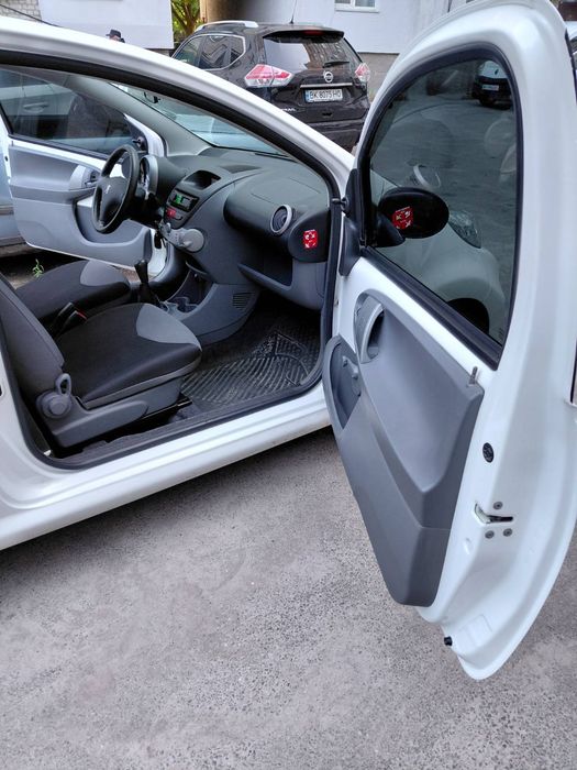 Продам автомобіль Пежо 107