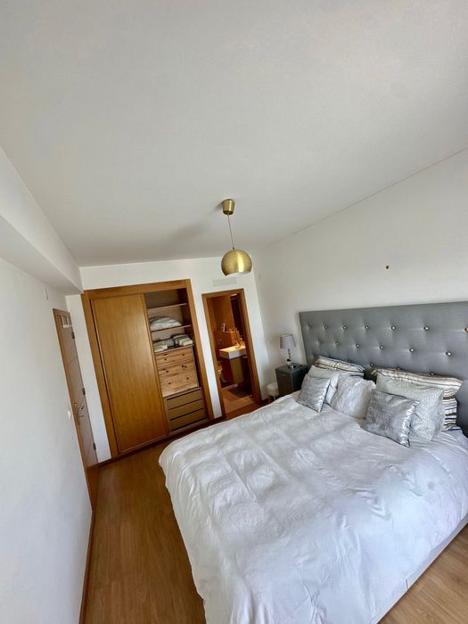 Quarto com casa de banho, varanda vista mar, em condomínio com piscina