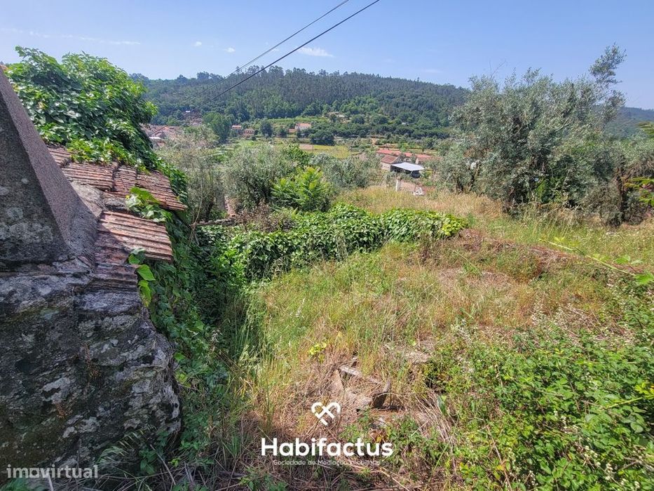 Moradia Isolada T2, para Reconstrução, c/ Varanda e 2 Terrenos á Venda