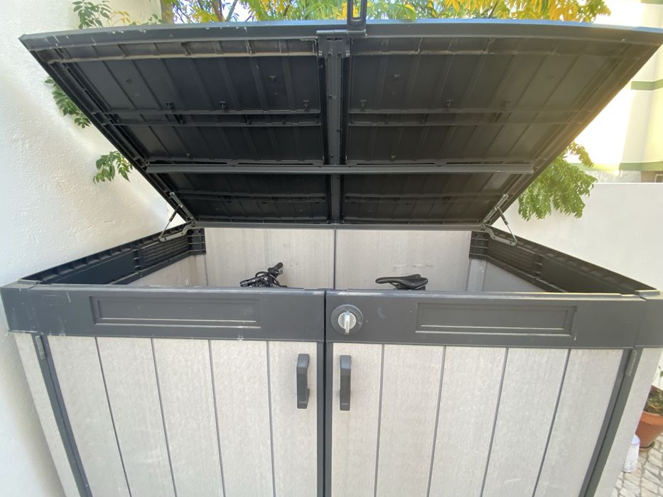 Abrigo de resina KETER 2000L