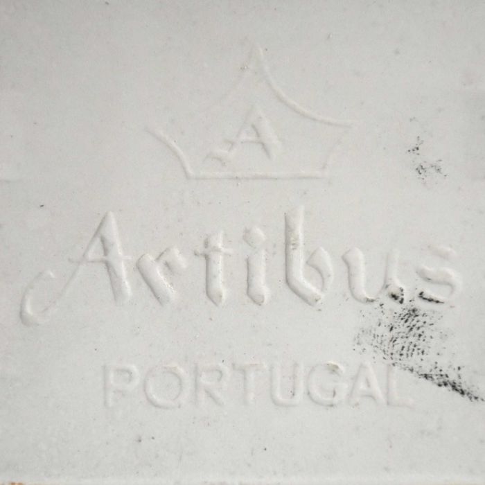 Azulejo da fábrica ARTIBUS pintado a ouro e preto mate