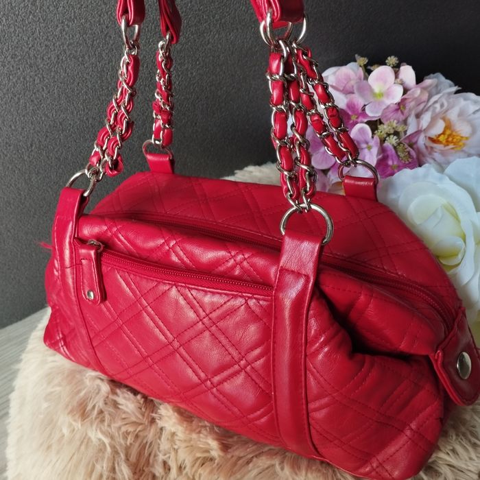 Elegancka czerwona torebka Atmosphere z łańcuszkami i kieszonkami – id