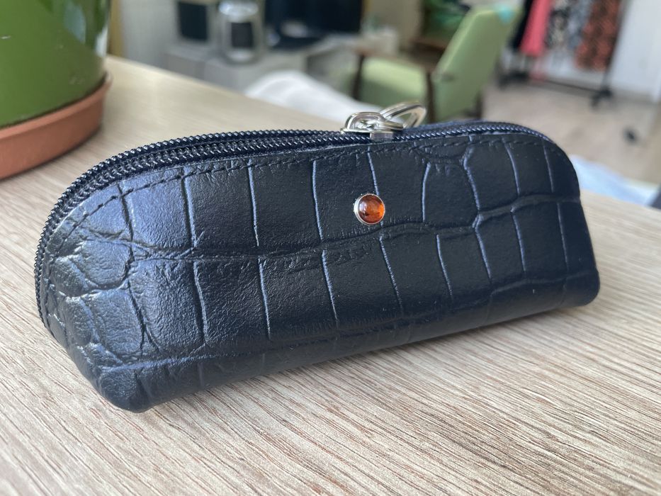 Etui skorzane na klucze z bursztynem