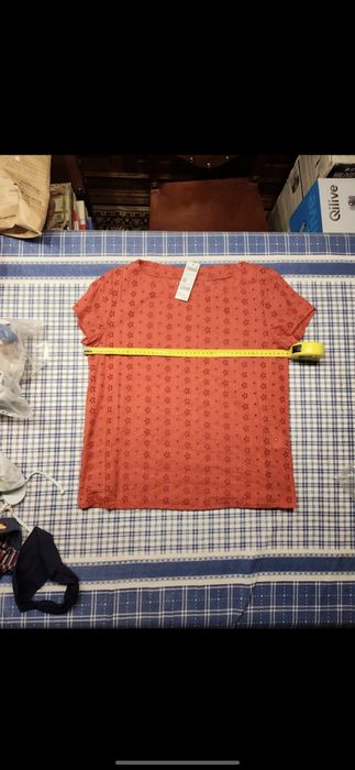 Blusa top rosa coral em bordado inglês da benetton