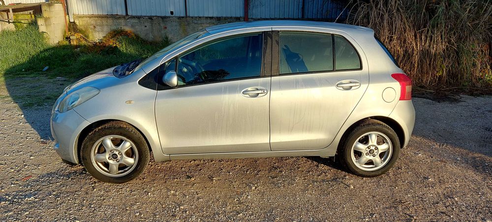 Toyota Yaris 1.0 a gasolina de 2006