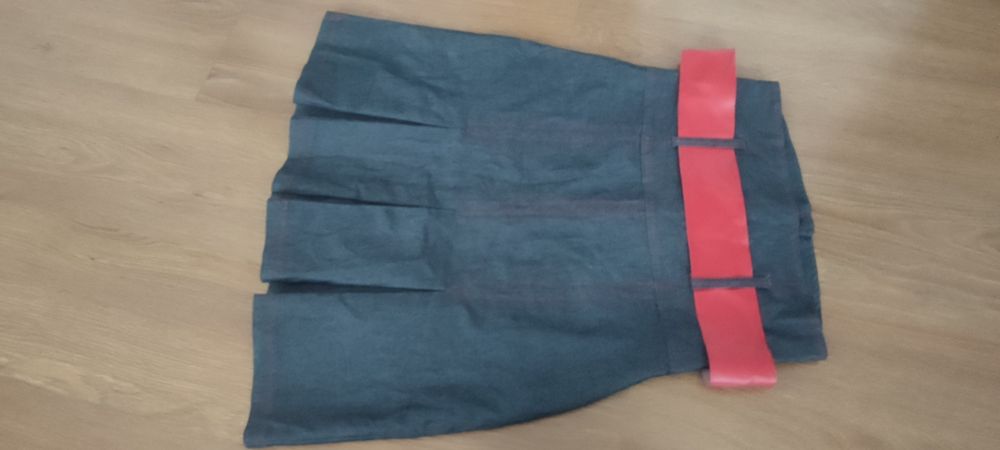 Szara spódnica z czerwonymi guzikami i paskiem 3/4,wymiary są na zdj