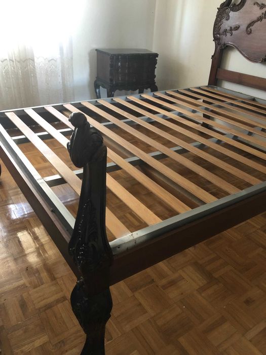 Cama de estilo clássico em madeira maciça. COMO NOVA!