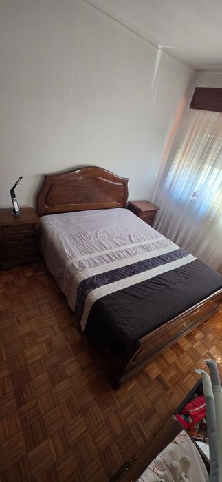 Conjunto de quarto (cama , mesas de cabeceira e cómoda)