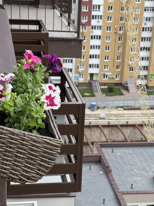 Вазон для балконных цветов