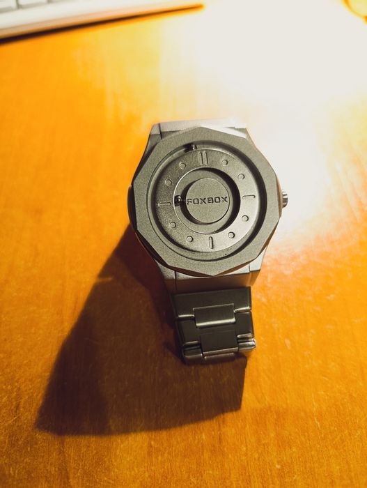 часы наручные с магнитными шариками