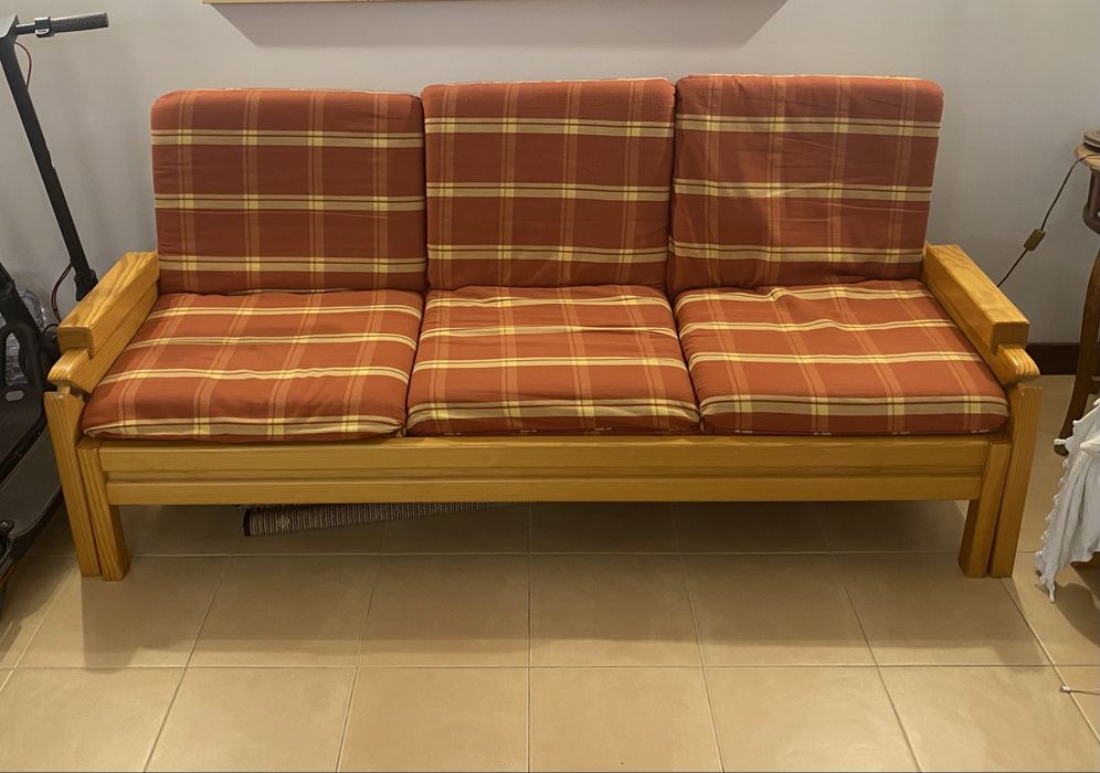 2 Sofas em madeira maciça com cama