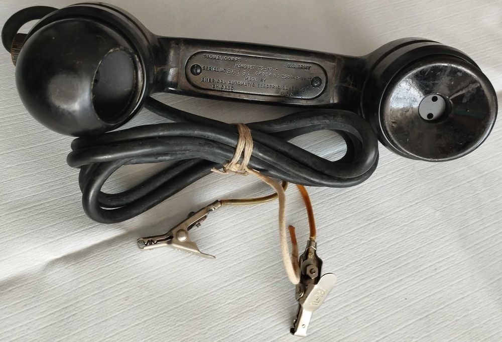Amerykański telefon polowy typu TS10.