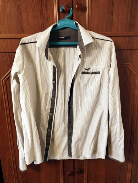 Мужская лёгкая рубашка с длинным рукавом.