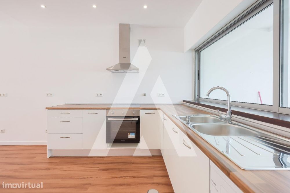 Moradia T3 +1 de arquitetura moderna e com logradouro