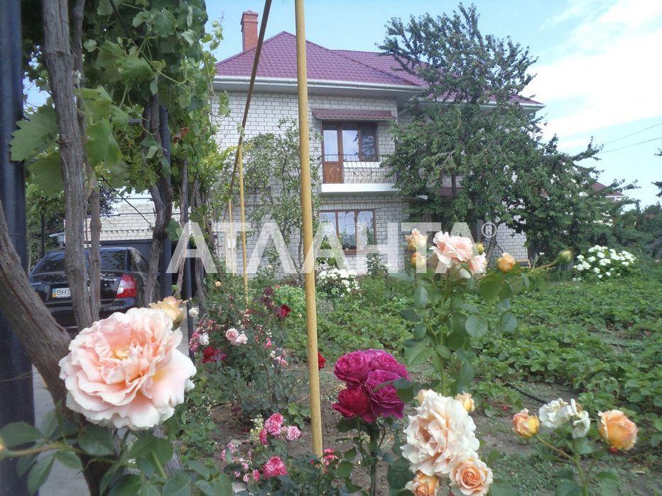 Хозяйский дом в Фонтанке в жилом состоянии. Застроенный район