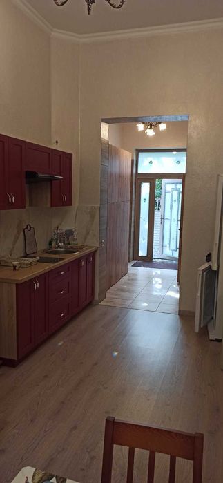 Частина вілли з окремим входом та вигодами