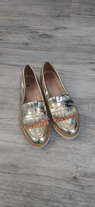 Złote lakierowane mokasyny damskie w r. 39