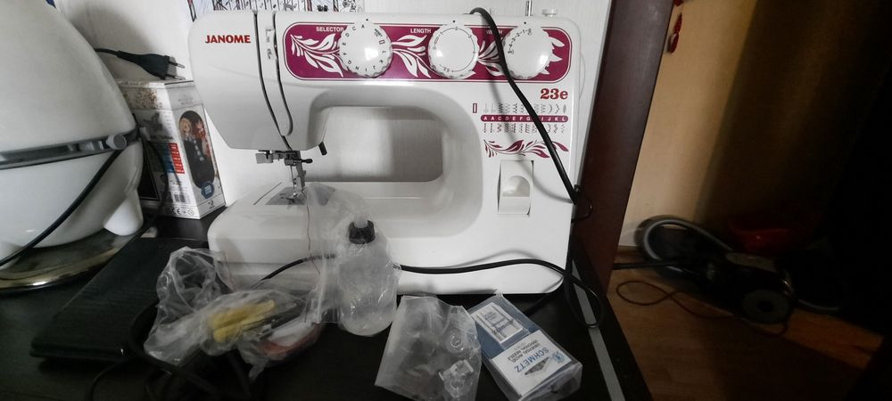 Машинка швейна Janome 23e