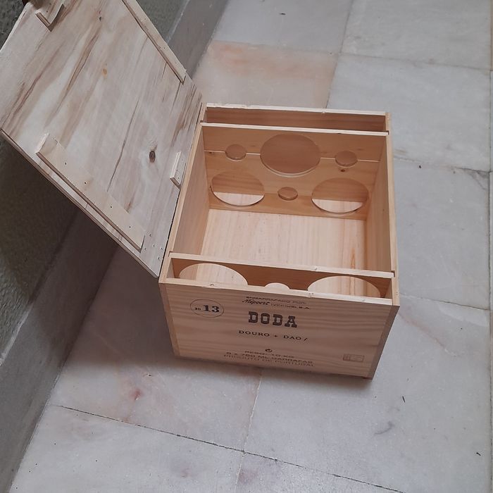 Caixa para vinhos ou arrumos