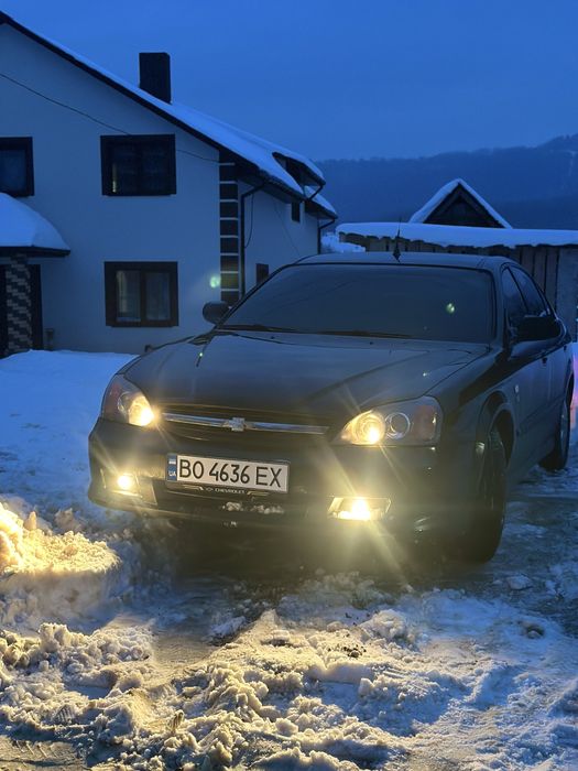 Машина на ходу 2,5 бендзин без газу дуже добре їде  гнилі немає