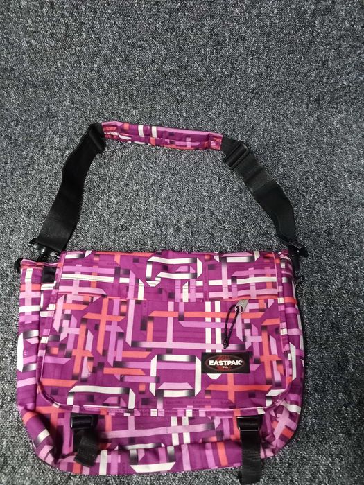 Torba wisząca Eastpak, kieszeń boczna NrT31