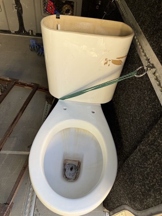 Унітаз та умивальник