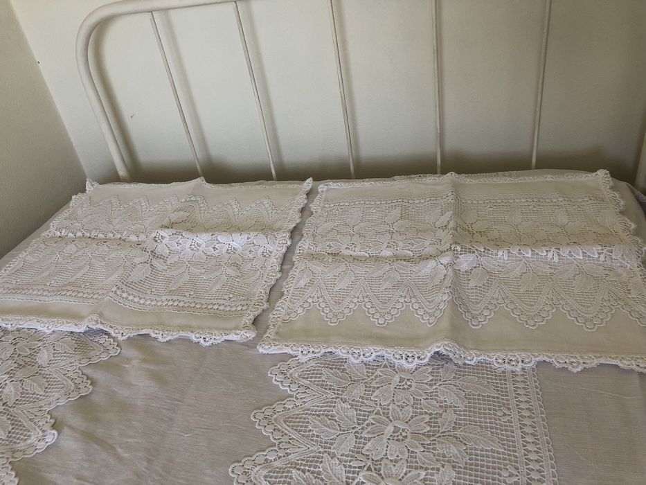 Lindíssima colcha de casal em linho e renda Guipir