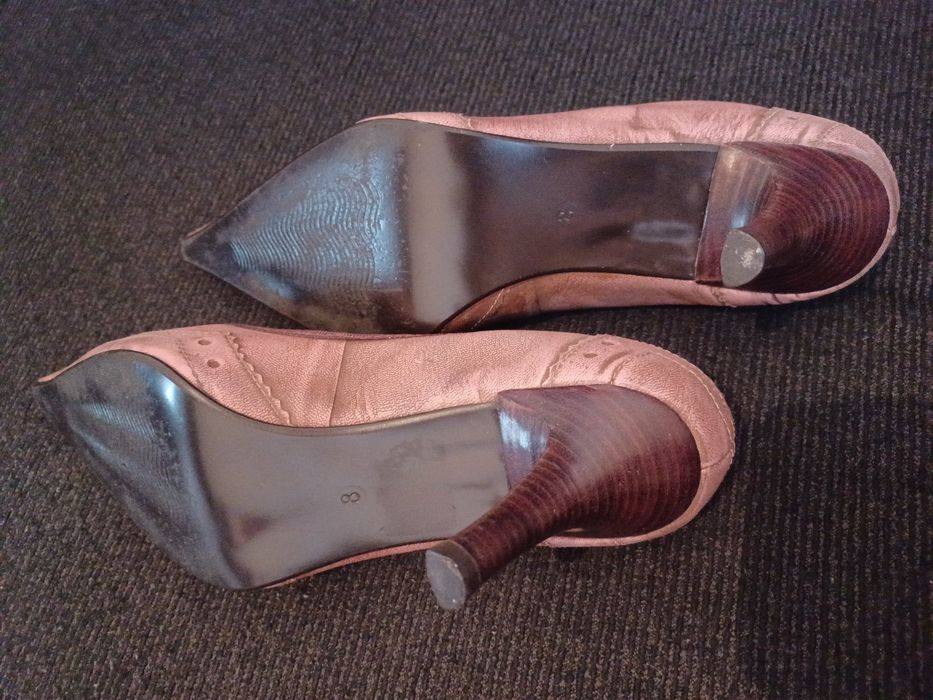 BAIXOU O PREÇO!!! 2,99€!!! Bonito Sapato salto alto, tipo Scarpin.