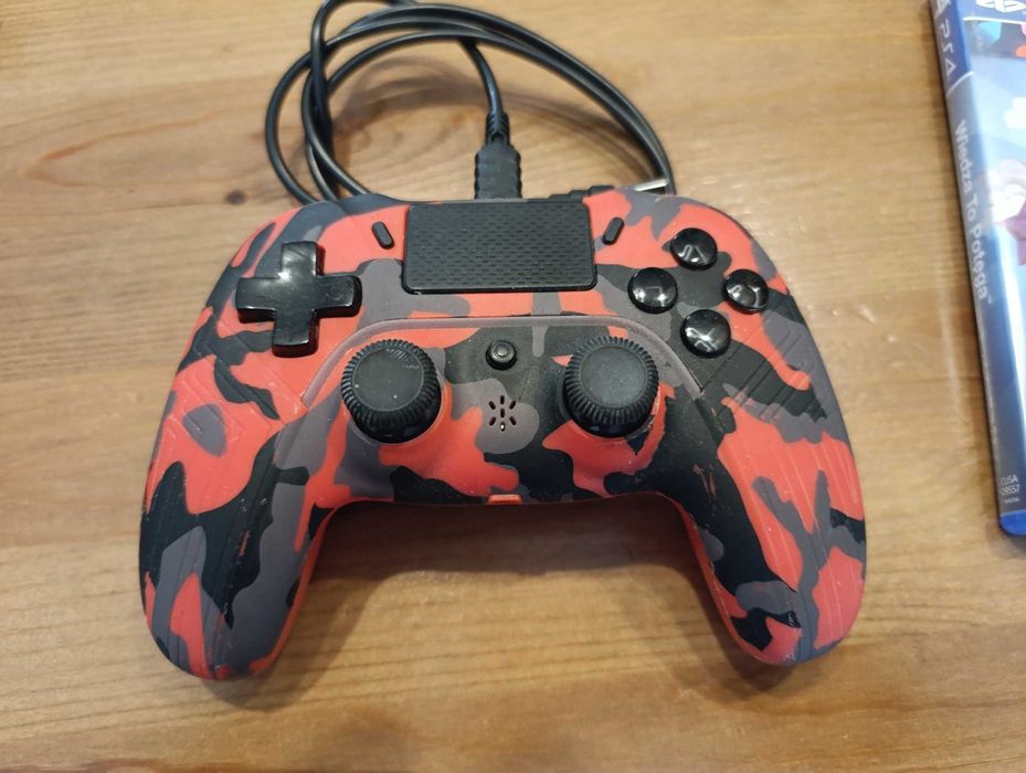 PS4 500GB, 2 Pady, 4 gry.