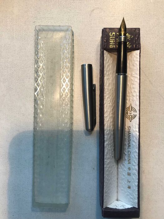 Коллекция пишущих ручек /шариковые и перьевые/