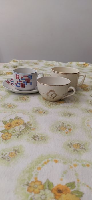 Vendo 2 chávenas da loiça de Sacavém e uma da Lusitana