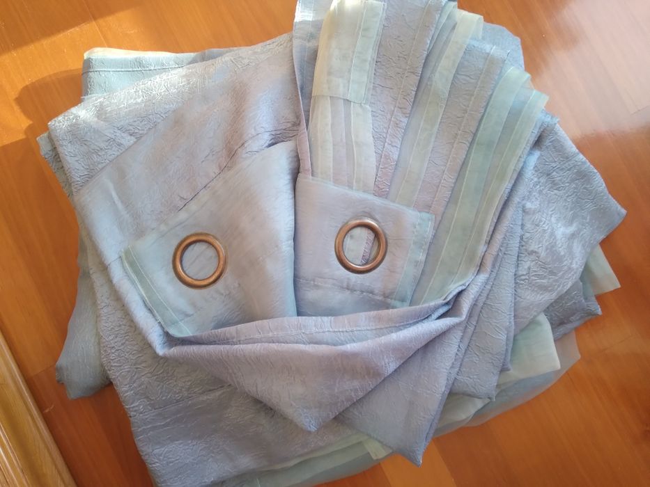 Cortinas duplas em azul claro