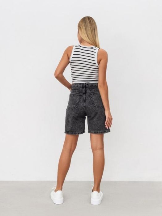 Шорти на високій посадці з щільного джинса. Прямий базовий фасон, який