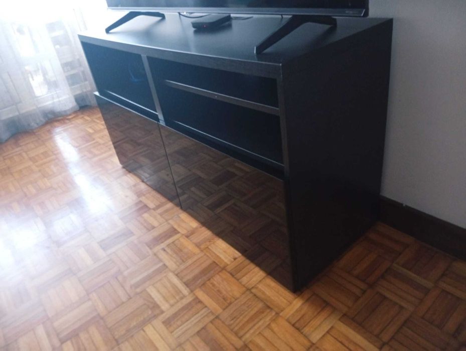 Móvel preto para tv