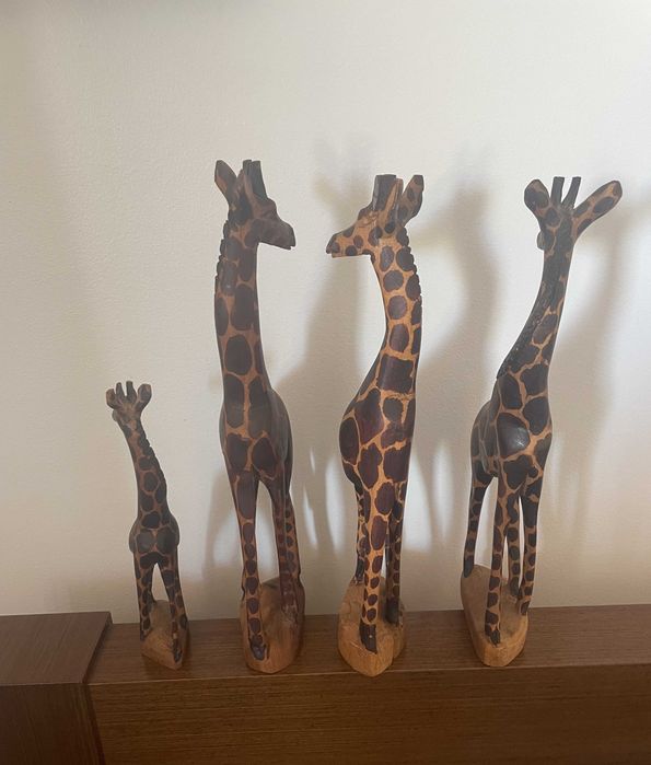 Conjunto de 4 girafas vintage esculpidas em madeira, artesanato africano