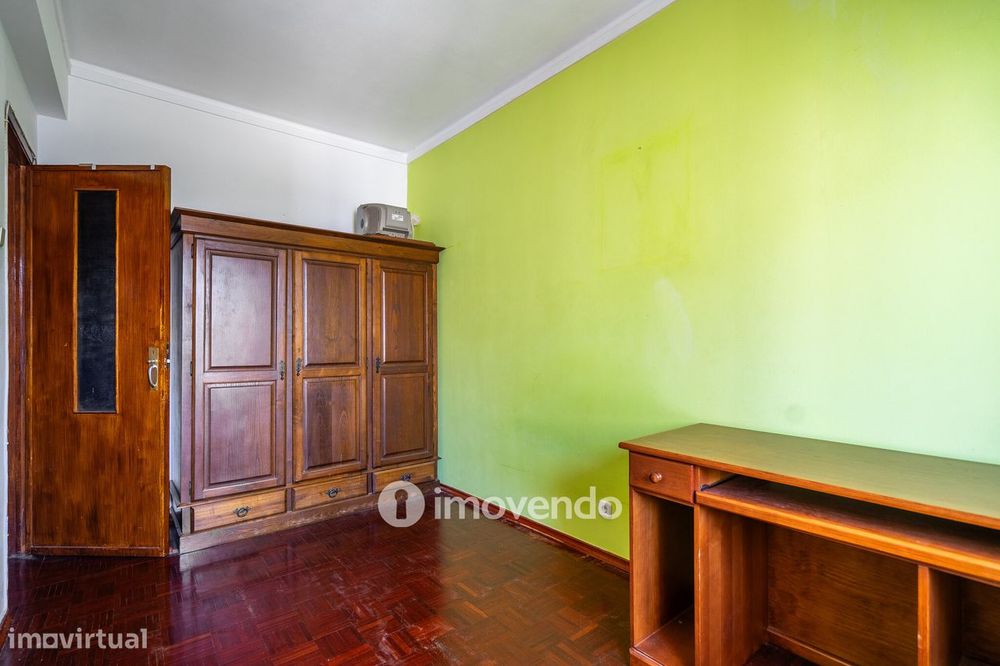 Apartamento T3, com arrecadação e boas áreas, na Estrada da Luz