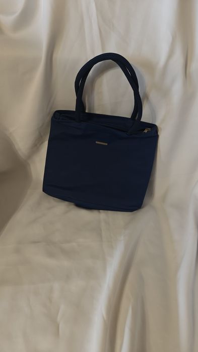 Niebieska torebka z dwoma portfelikami