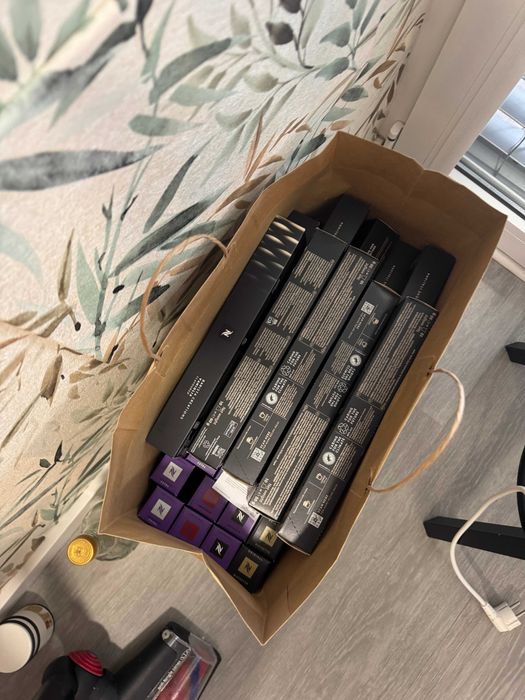 Nespresso DeLonghi Lattissima One + 56 caixas de cápsulas