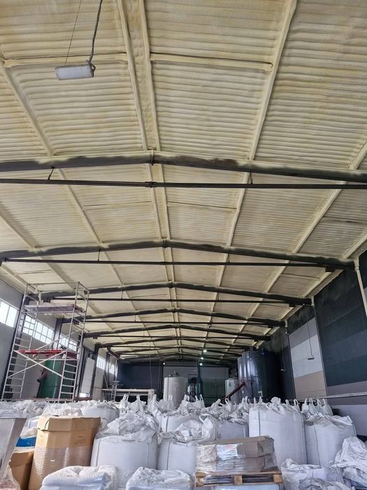 Izolacja Ocieplenie pianą PUR magazyn hala garaż