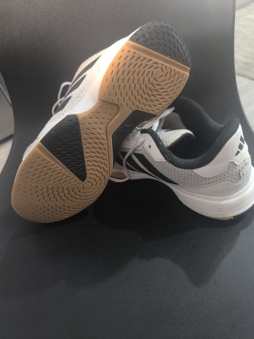 Adidas tamanho 42
